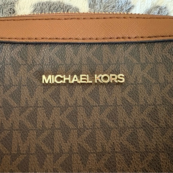 MICHAEL KORS OUTLET Jet Set Large Printed Logo Crossbody Bag - Picture 2 of 11